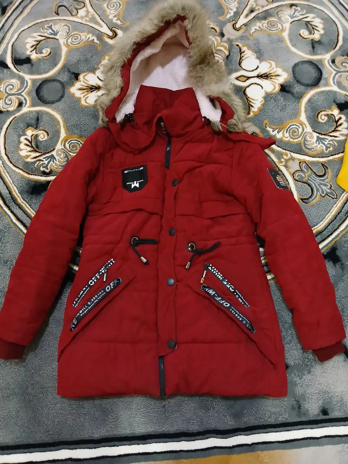 کاپشن|لباس|میانه, |دیوار