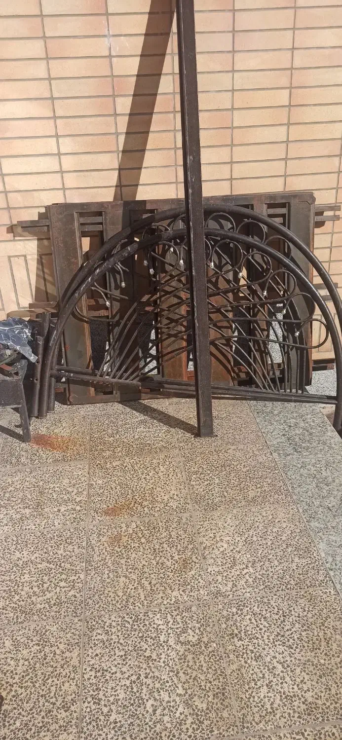 یک عدد تخت دونفره تخت یک نفره فلزی یک تشک دونفره|تشک تختخواب|مبارکه, |دیوار