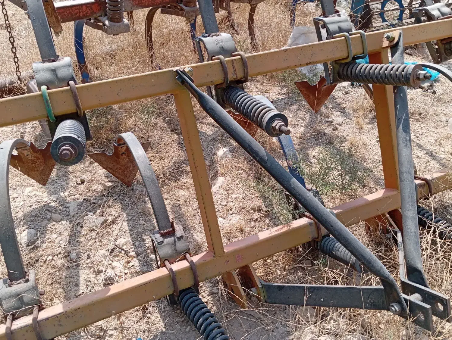 یک عدد پنجه غازی برزیلی|ماشین‌آلات صنعتی|کنار تخته و کمار, |دیوار