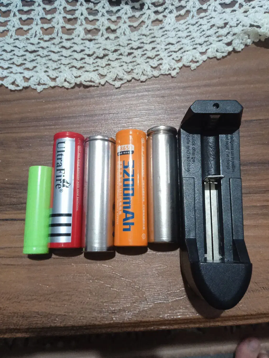 چند عدد باتری و یک شارژر|لوازم جانبی موبایل و تبلت|میاندوآب, |دیوار