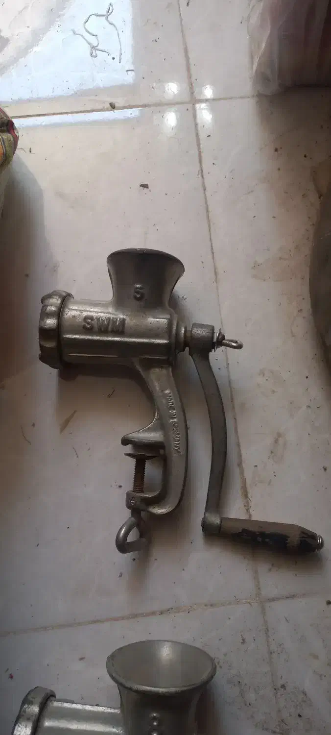 تلفن قدیمی و چرخ گوشت دستی|کلکسیون اشیاء عتیقه|شهرضا, |دیوار