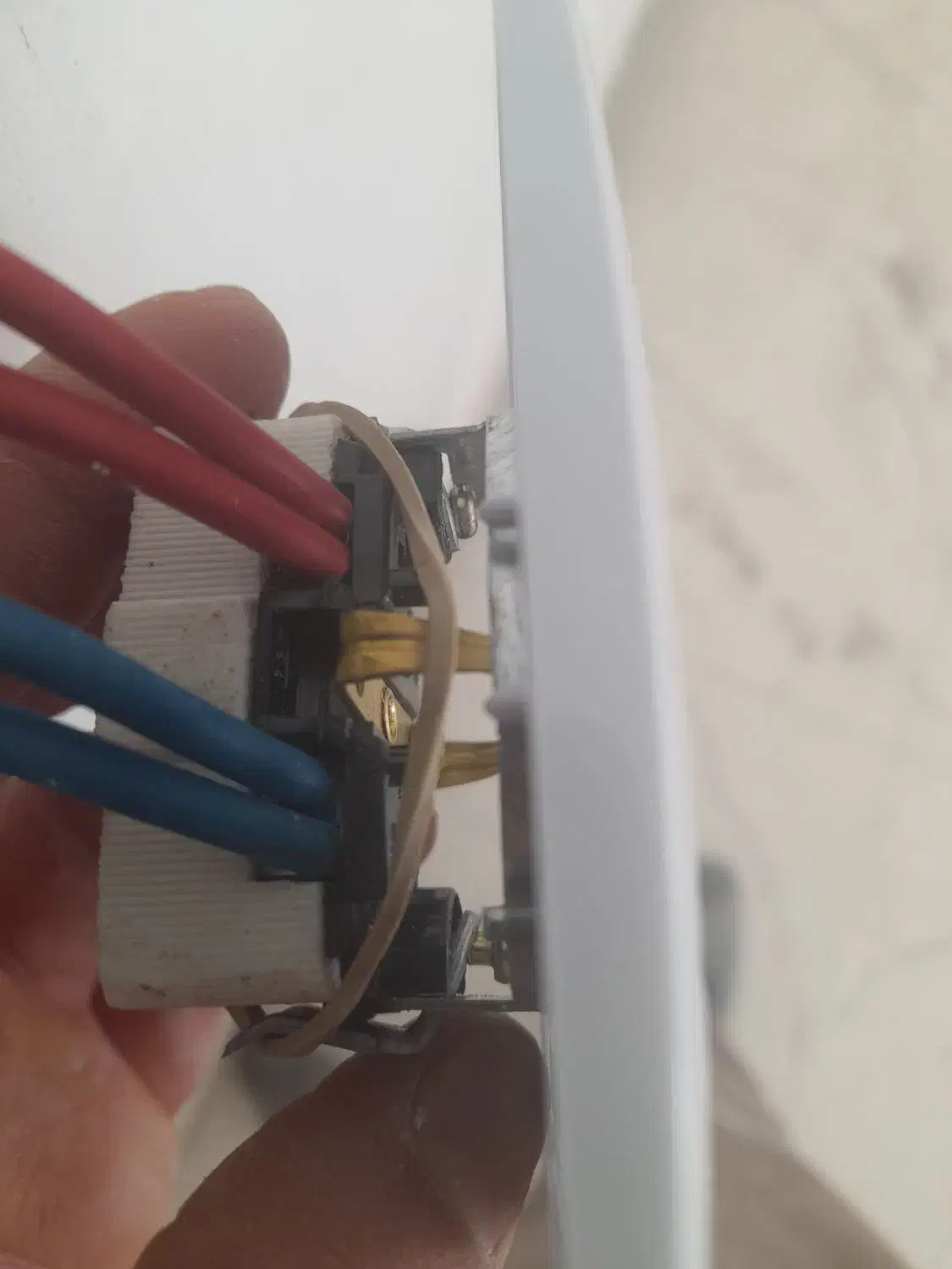 سیم کشی و برقکار ساختمان، صفر تا صد و تیکه کاری|خدمات پیشه و مهارت|مریوان, |دیوار