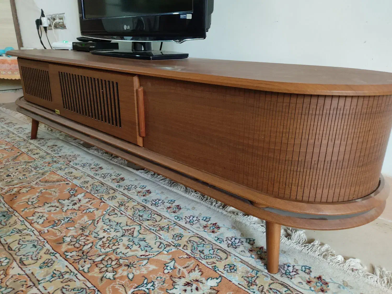 میز تلویزیون جنس چوبی بسیار تمیز|میز تلویزیون|کاشمر, |دیوار