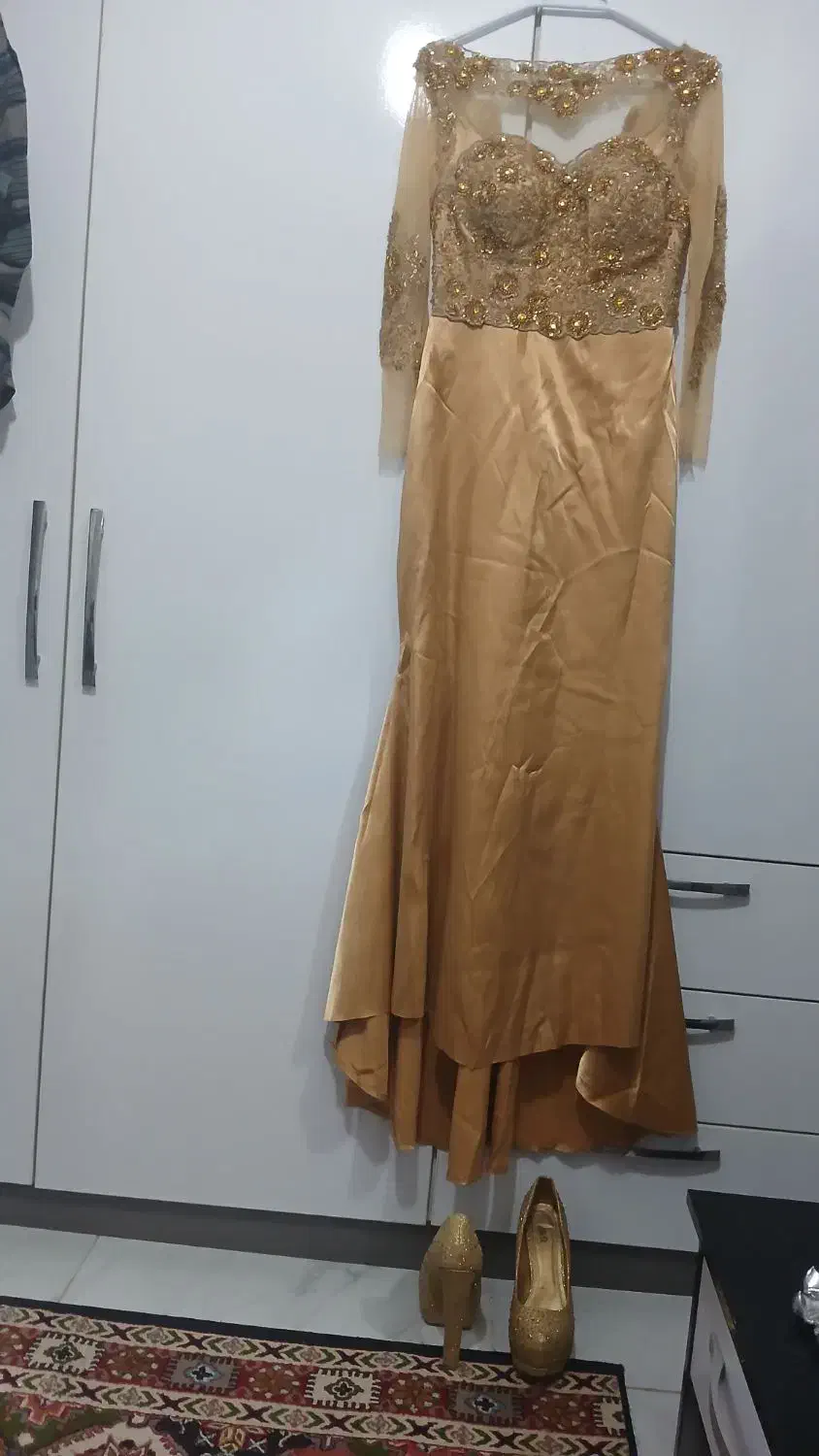 لباس مجلسی با کفش دودست|لباس|رشت, فلسطین|دیوار