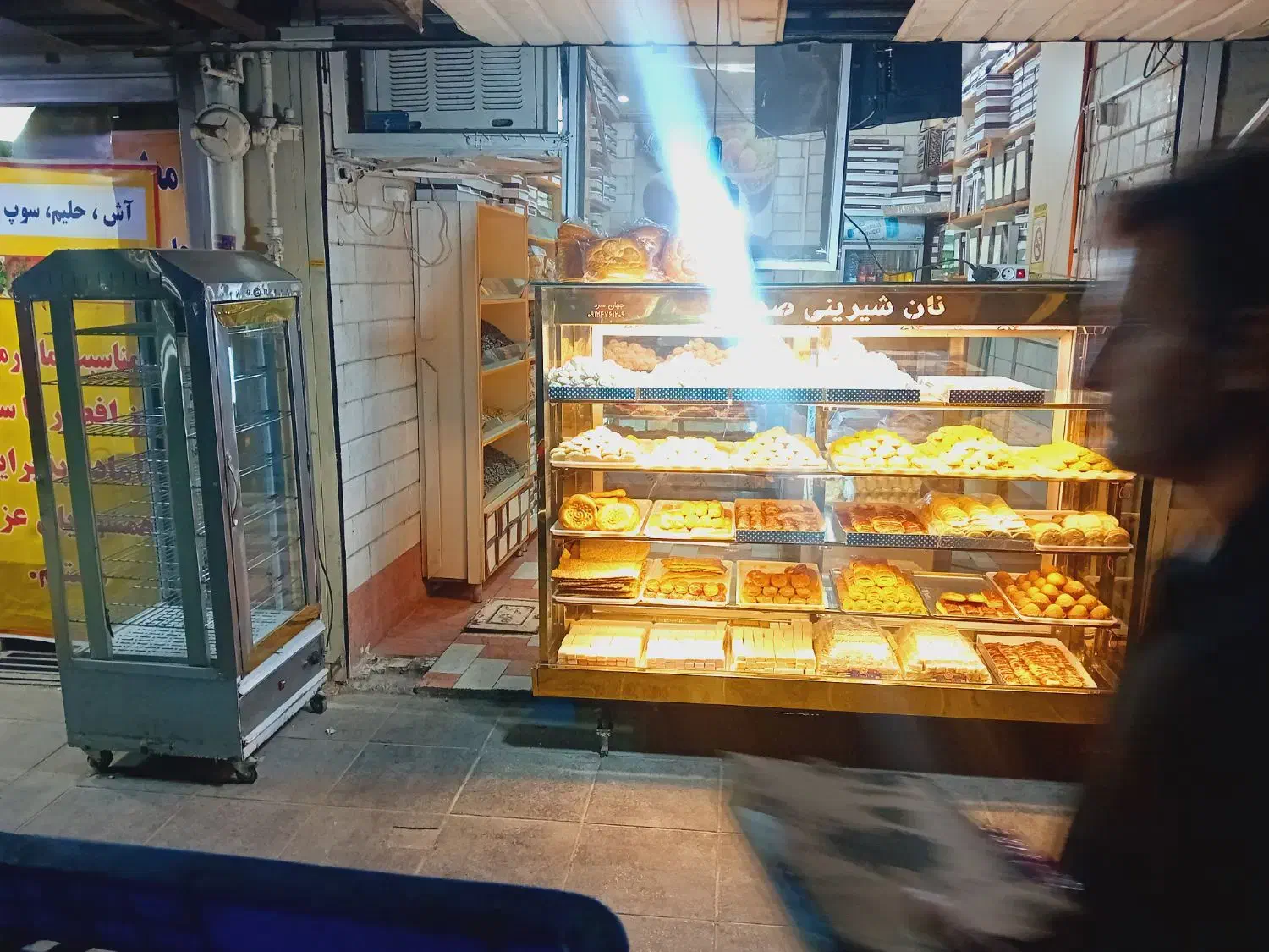 به دو نفر خانم کارمند جهت کار در نان و شیرینی|استخدام خدمات فروشگاه و رستوران|تهران, راه آهن|دیوار