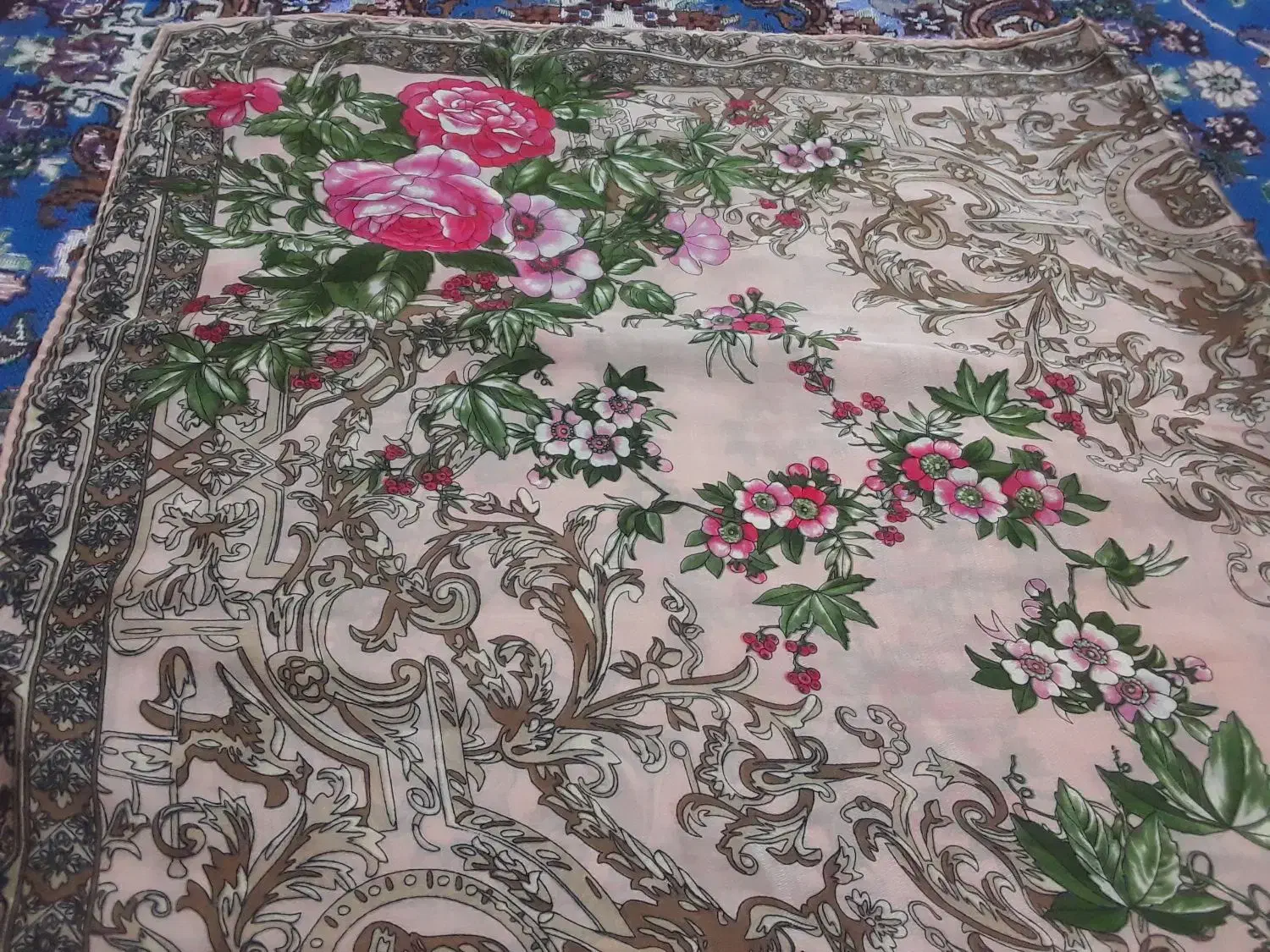 تعدادی شال و روسری|لباس|شاهینشهر, شهرک پردیس|دیوار