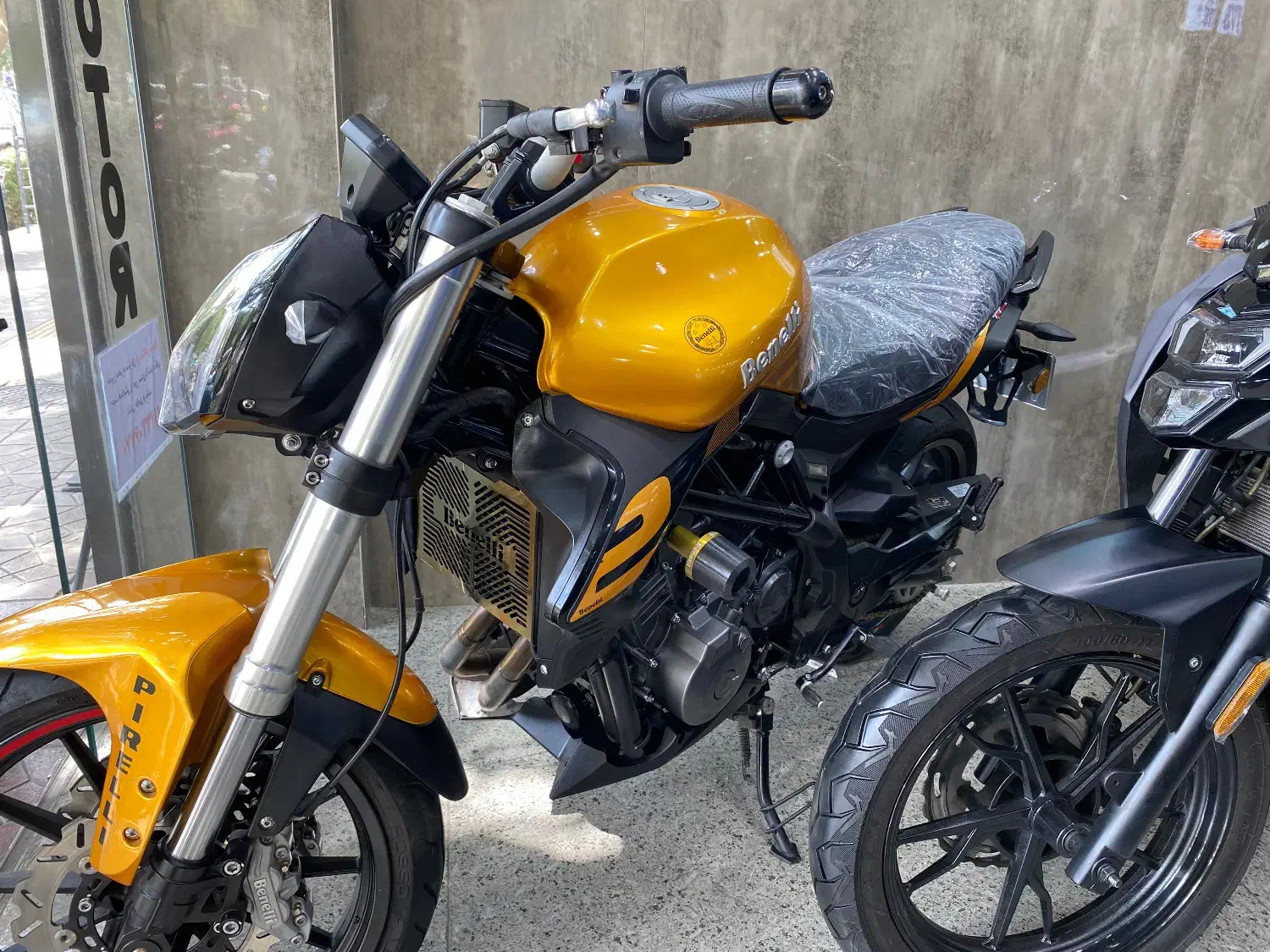 بنلی ۳۰۰ دو سیلندر در حد صفر|موتورسیکلت|اصفهان, عسگریه|دیوار