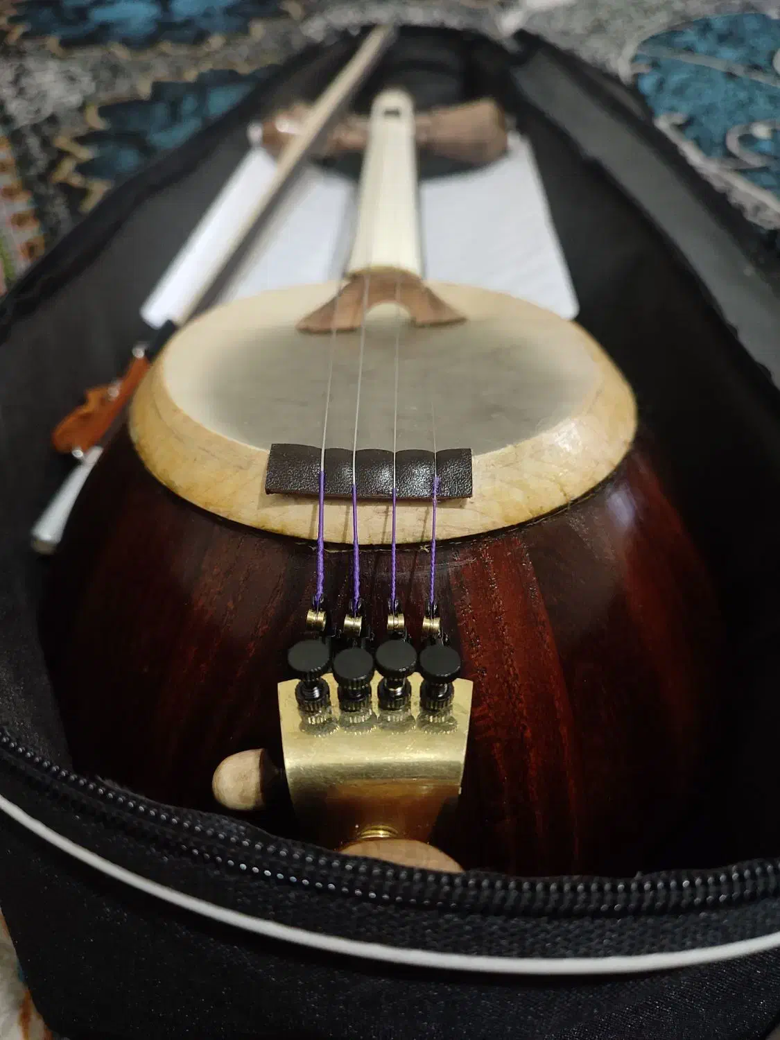 کمانچه|سازهای سنتی|رباط‌کریم, رباط‌کریم|دیوار