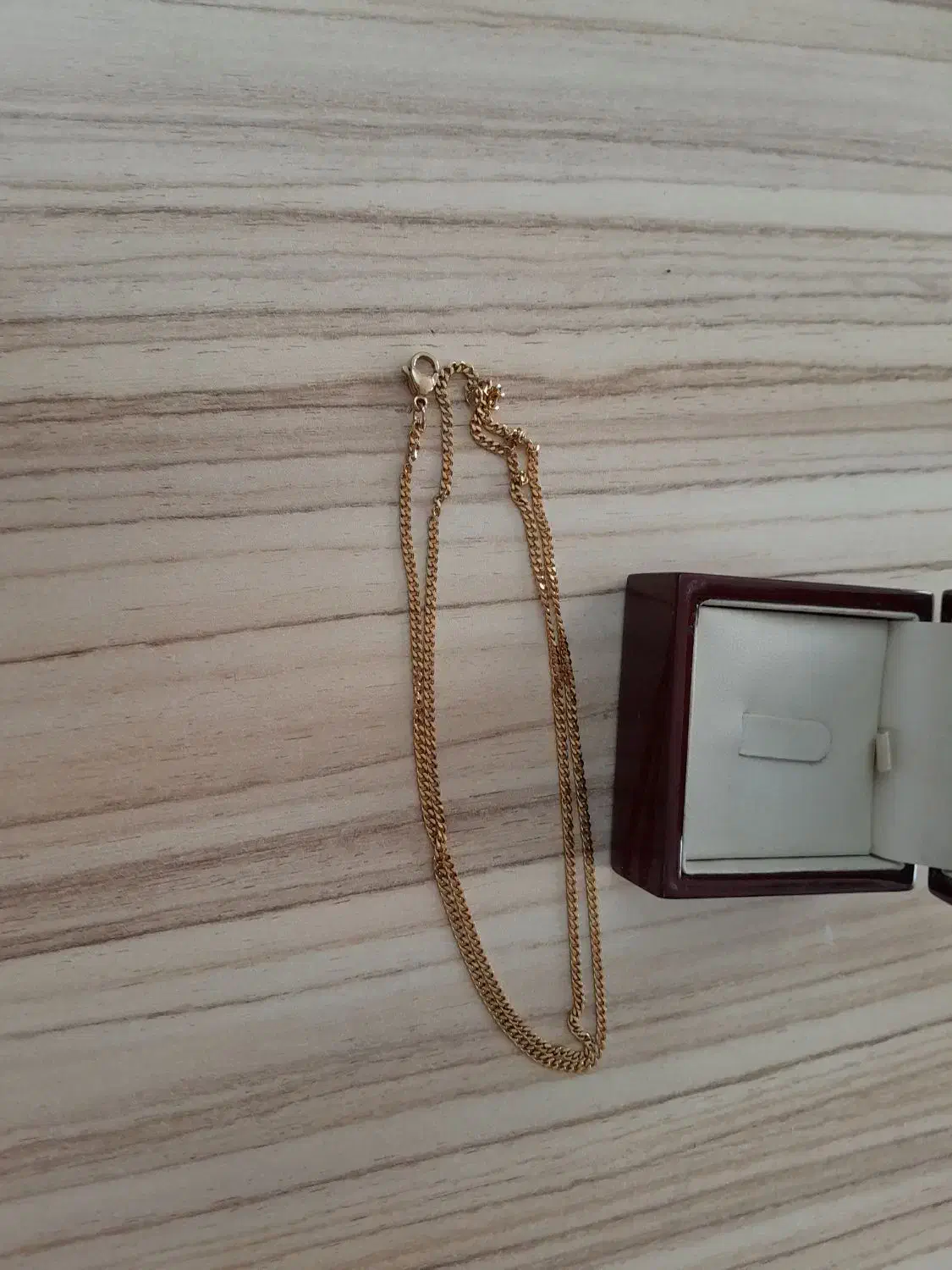 زنجیر گردن|بدلیجات|تهران, سبلان (لشگر)|دیوار