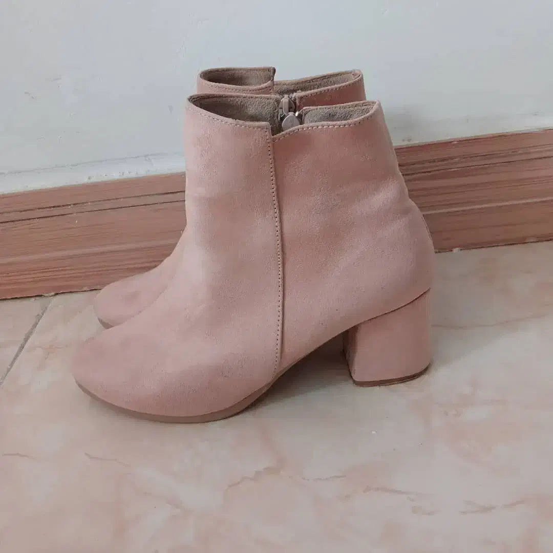 نیم بوت و پالتو|لباس|الوند, |دیوار