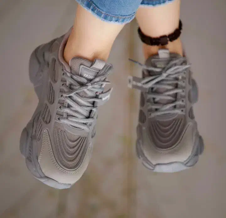 کتونی|کیف، کفش، کمربند|بندر انزلی, باغ زمانی|دیوار