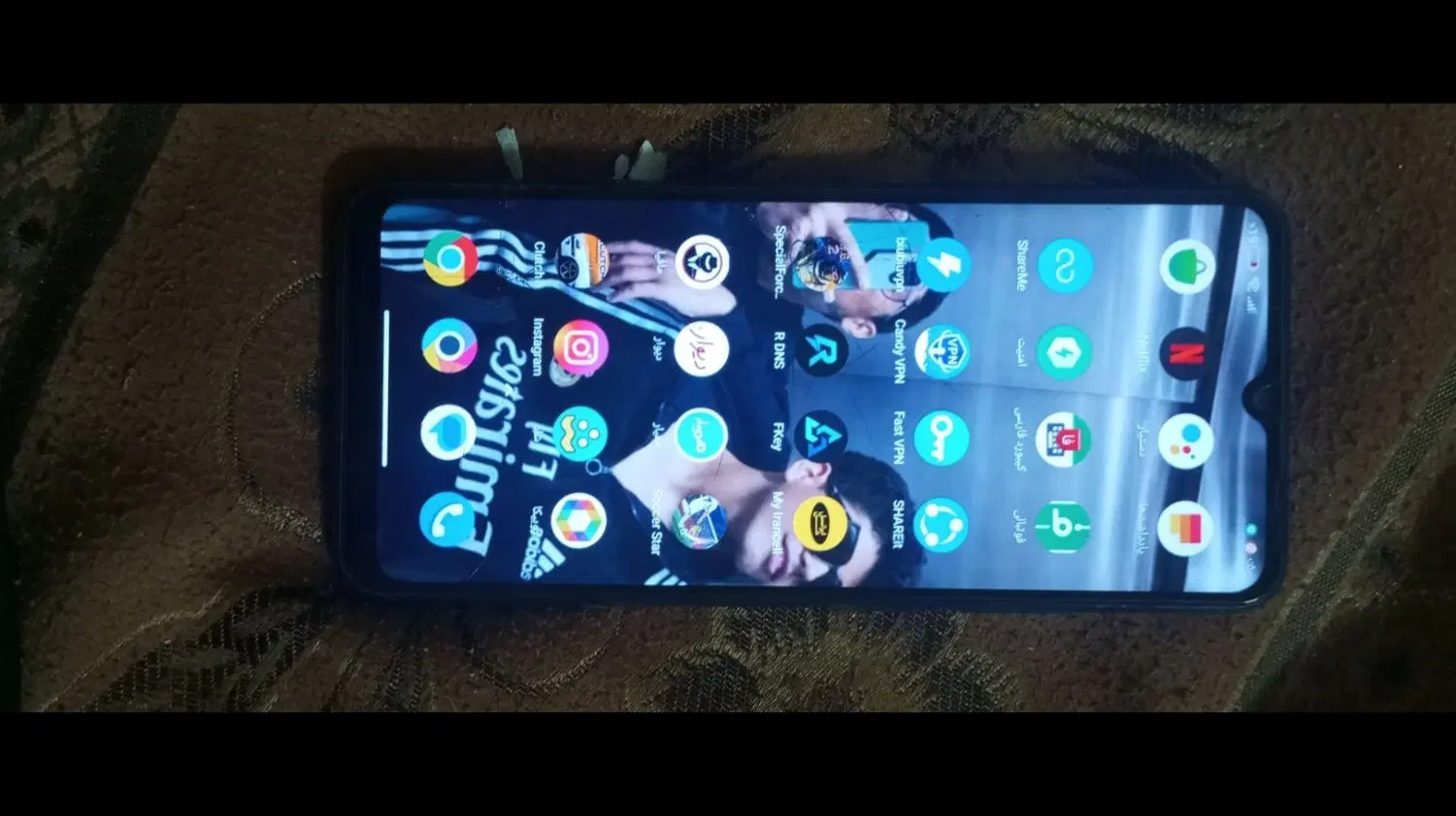 poco c40|موبایل|درمیان, |دیوار