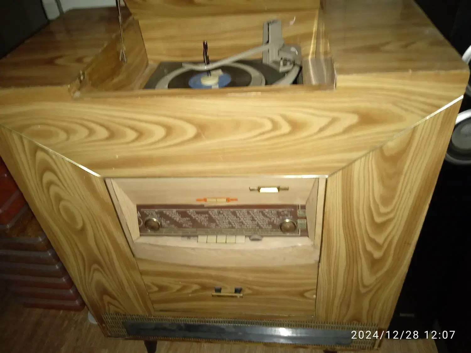 رادیوگرام روسی لامپی بامنقل وماسوره قدیمی|کلکسیون اشیاء عتیقه|تبریز, |دیوار