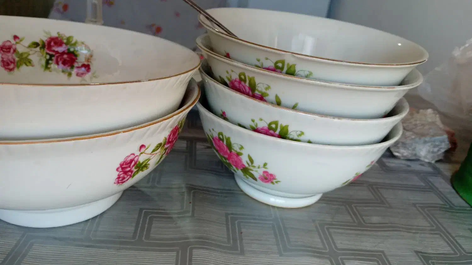 ظرف گل سرخی|ظروف سرو و پذیرایی|فریدون‌کنار, |دیوار