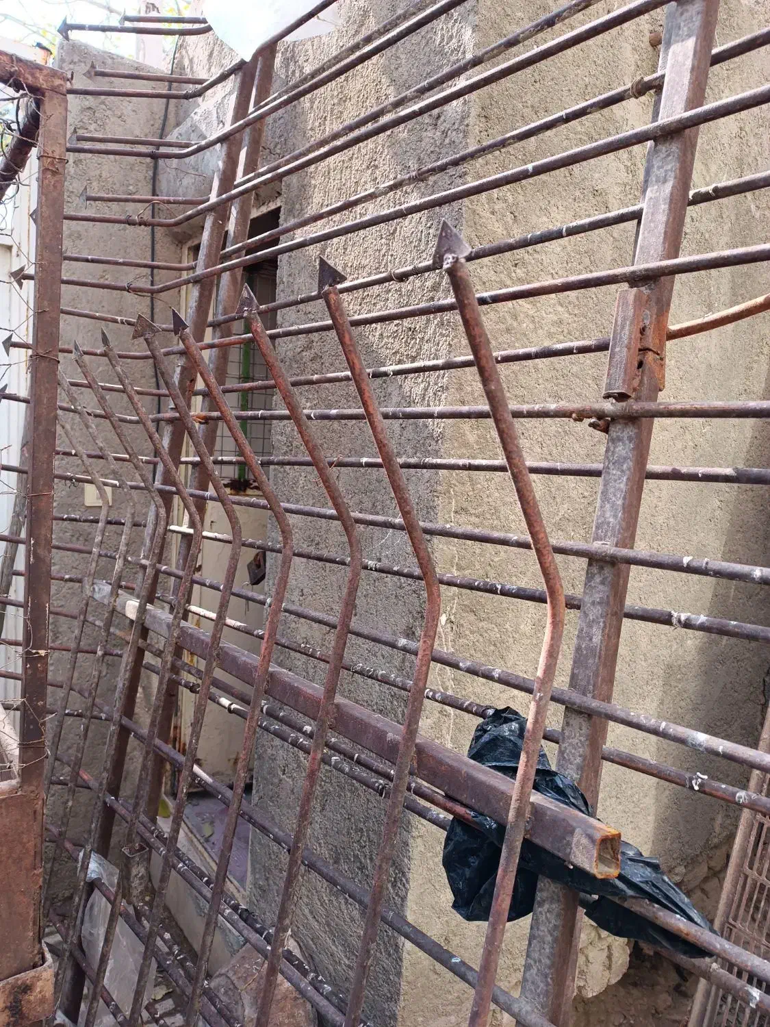 نرده روی دیوار|مصالح و تجهیزات ساختمان|صحنه, |دیوار