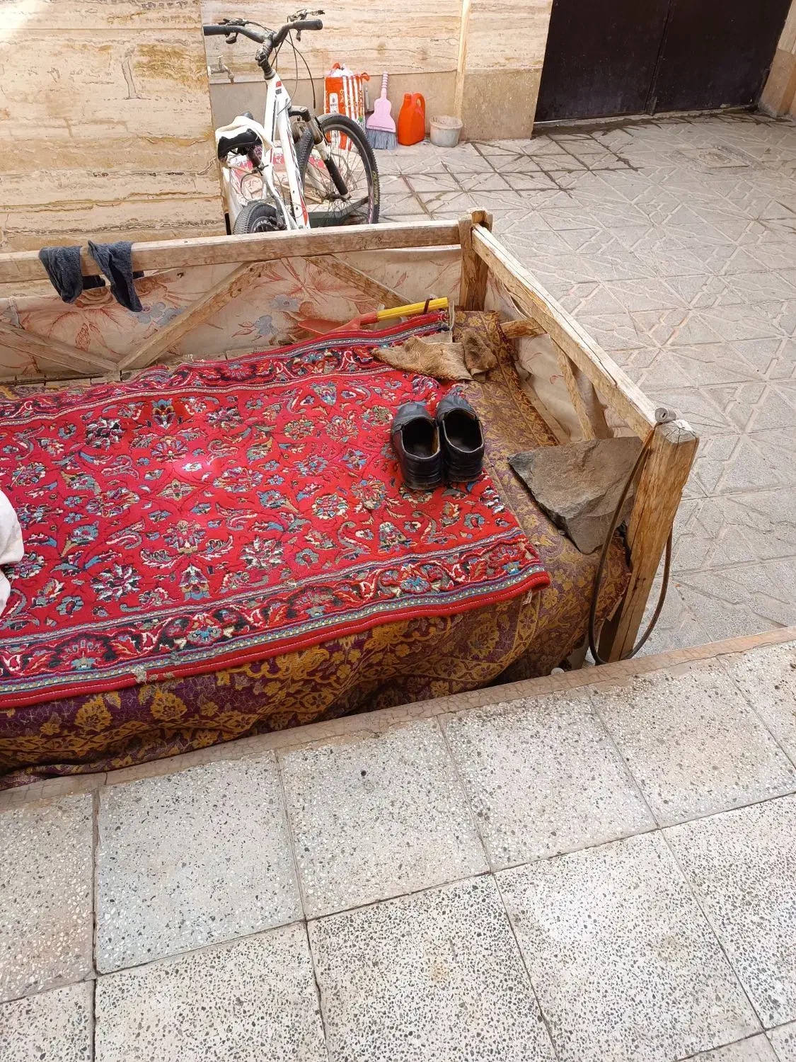 یک تخت چوبی|تخت و سرویس خواب|تربتحیدریه, حسنی بالا|دیوار