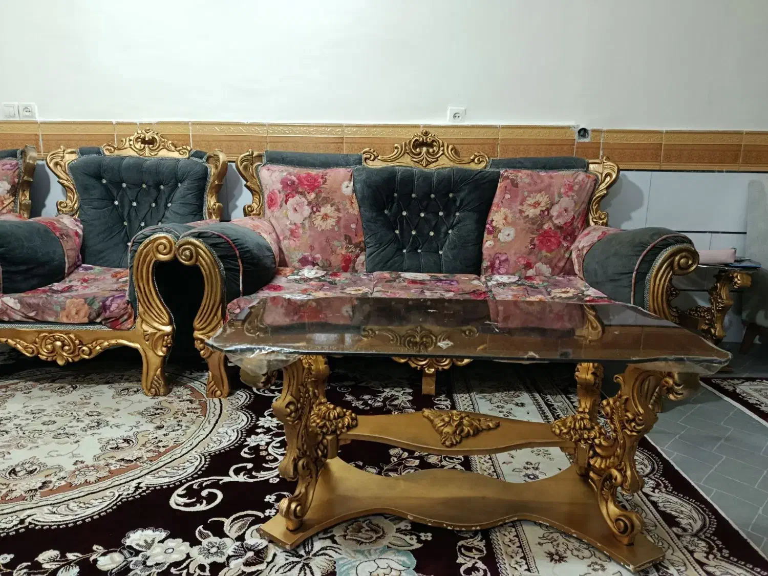 مبل هفت نفره سلطنتی راحتی|مبلمان خانگی و میز عسلی|اقبالیه, |دیوار