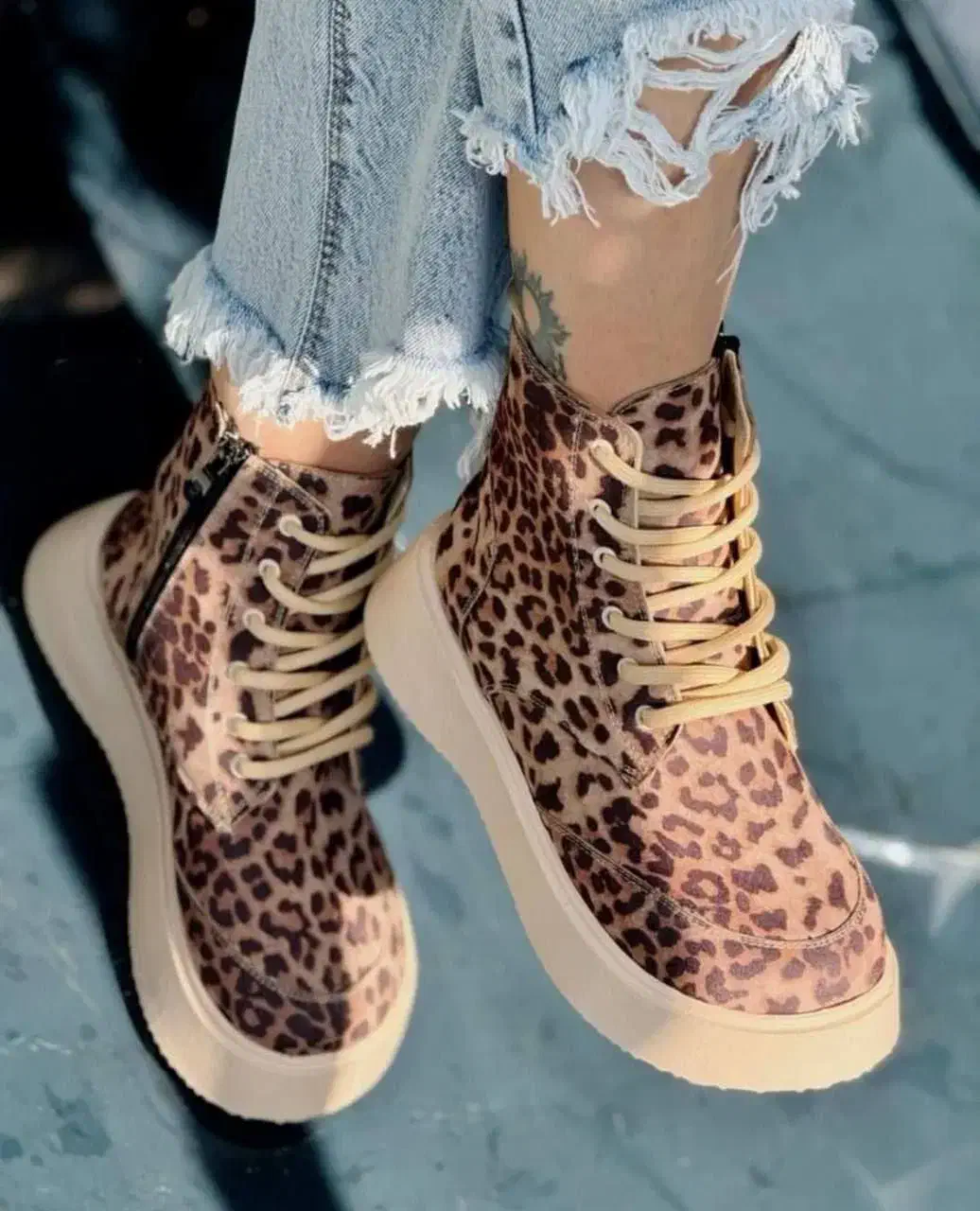 کفش|کیف، کفش، کمربند|سلماس, |دیوار