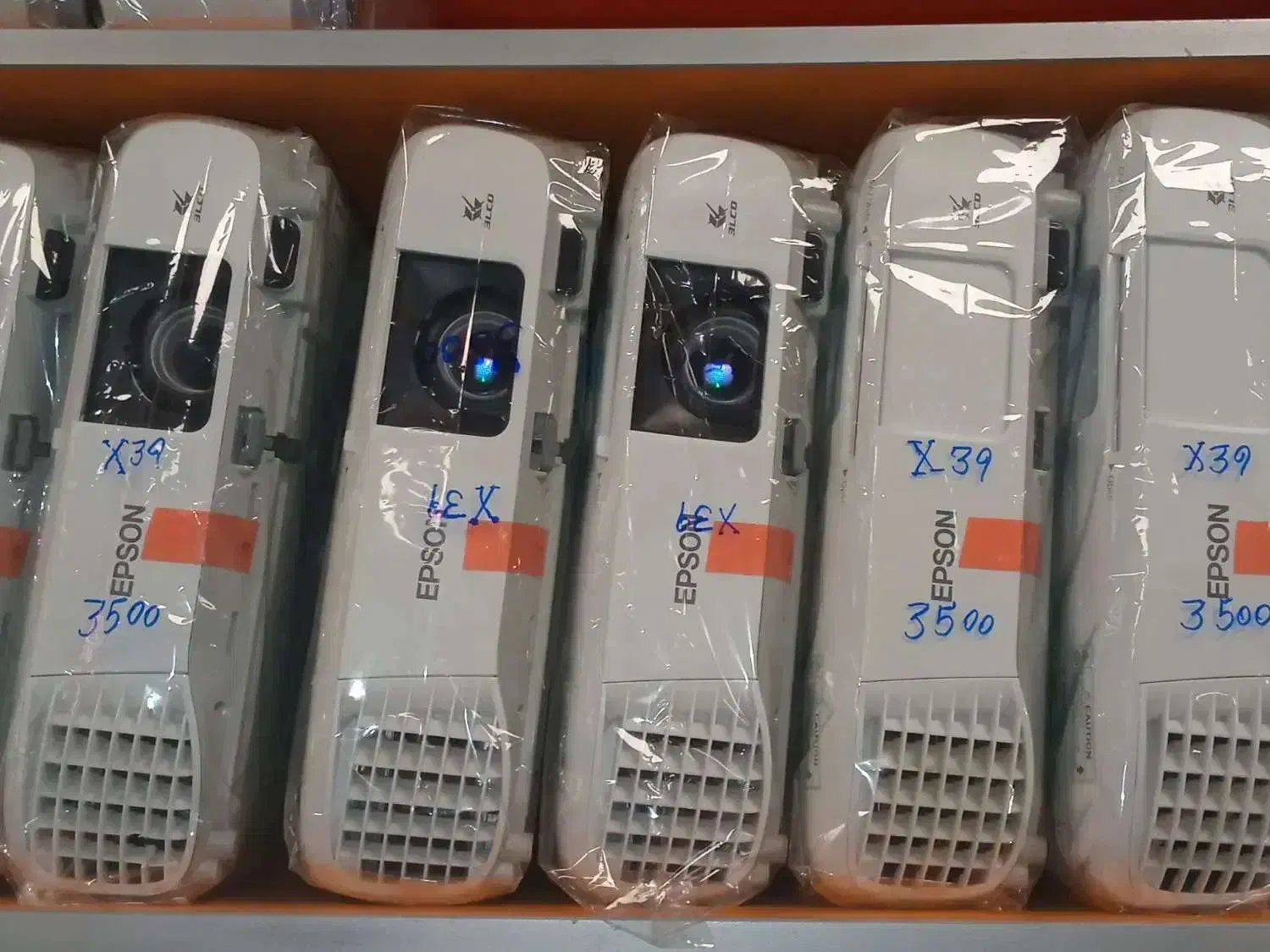 ویدئو پروژکتور اروپایی فول پورت full hd|تلویزیون و پروژکتور|شیراز, ملاصدرا|دیوار