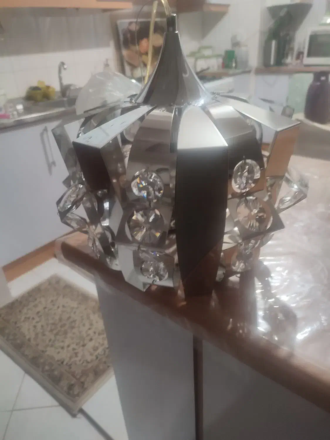 لوستر استیل گرد همراه با کریستال|لوستر و چراغ آویز|اصفهان, باغ زیار|دیوار