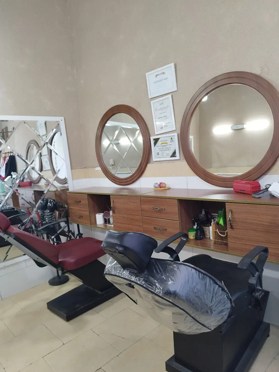 میز و صندلی آرایشگاه زنانه|آرایشگاه و سالنهای زیبایی|کردکوی, |دیوار