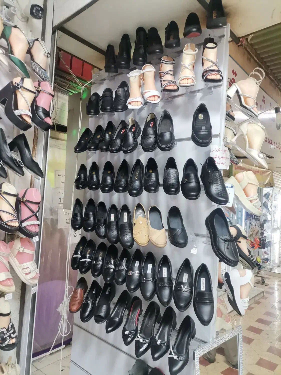 فروش عمده هزار جفت کفش|کفش و لباس بچه|مرودشت, تخت جمشید|دیوار