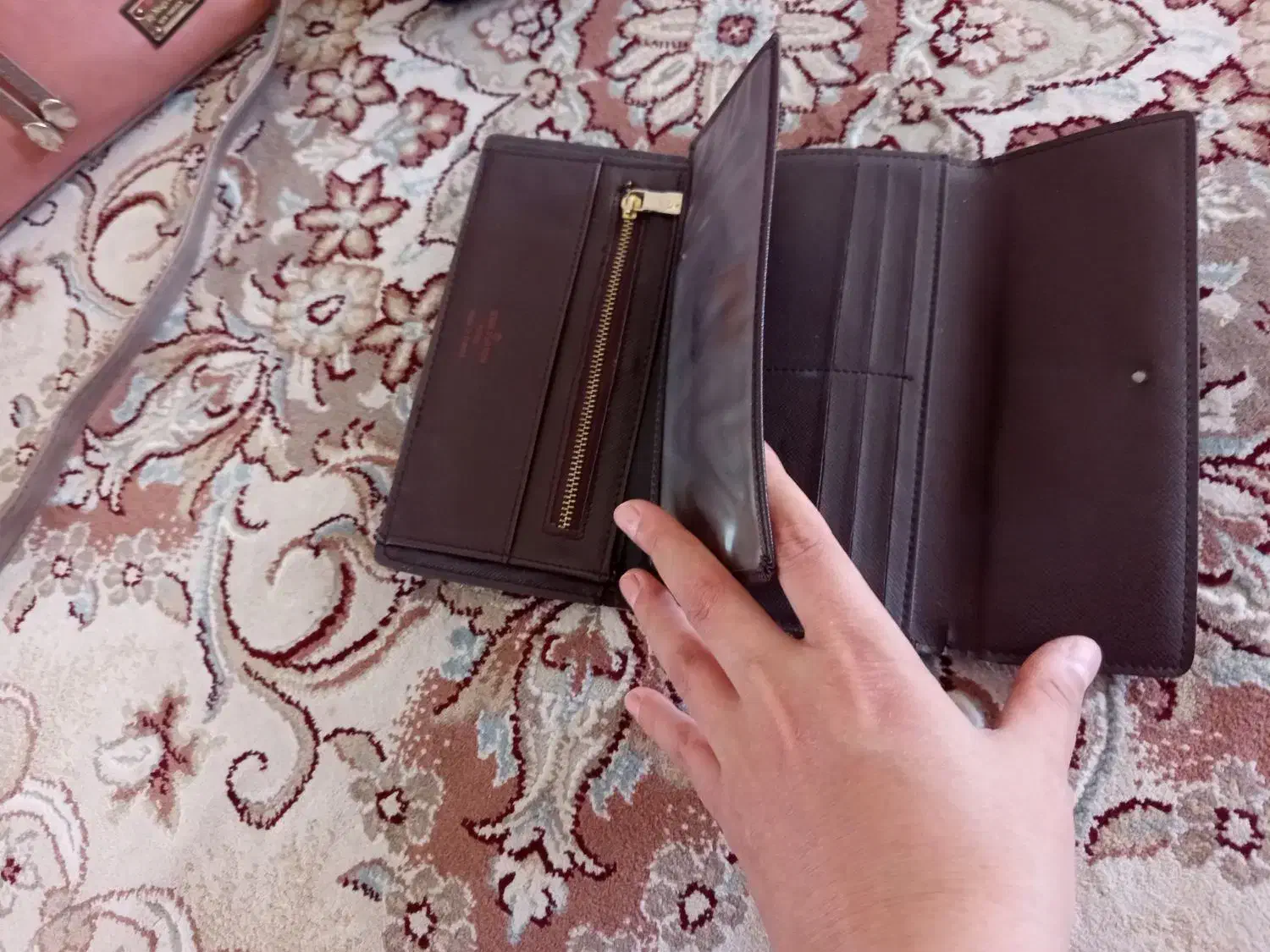 کیف پول|کیف، کفش، کمربند|صحنه, |دیوار