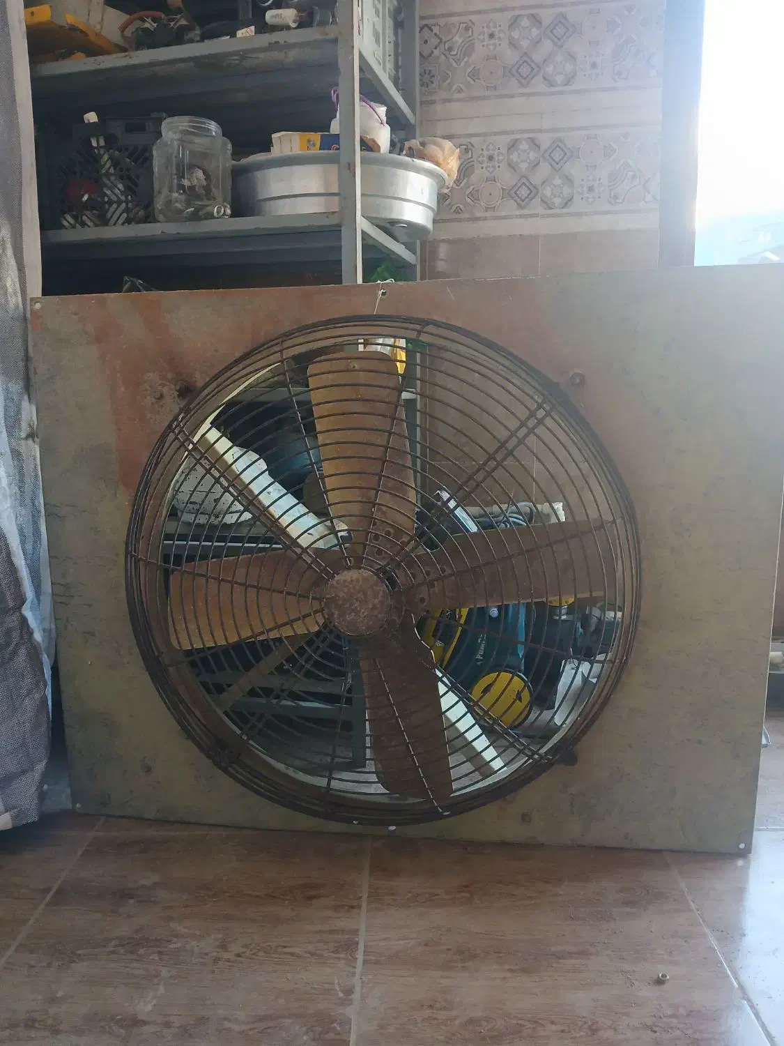 فن تهویه صنعتی|پنکه و تصفیه‌کنندهٔ هوا|کرمانشاه, |دیوار