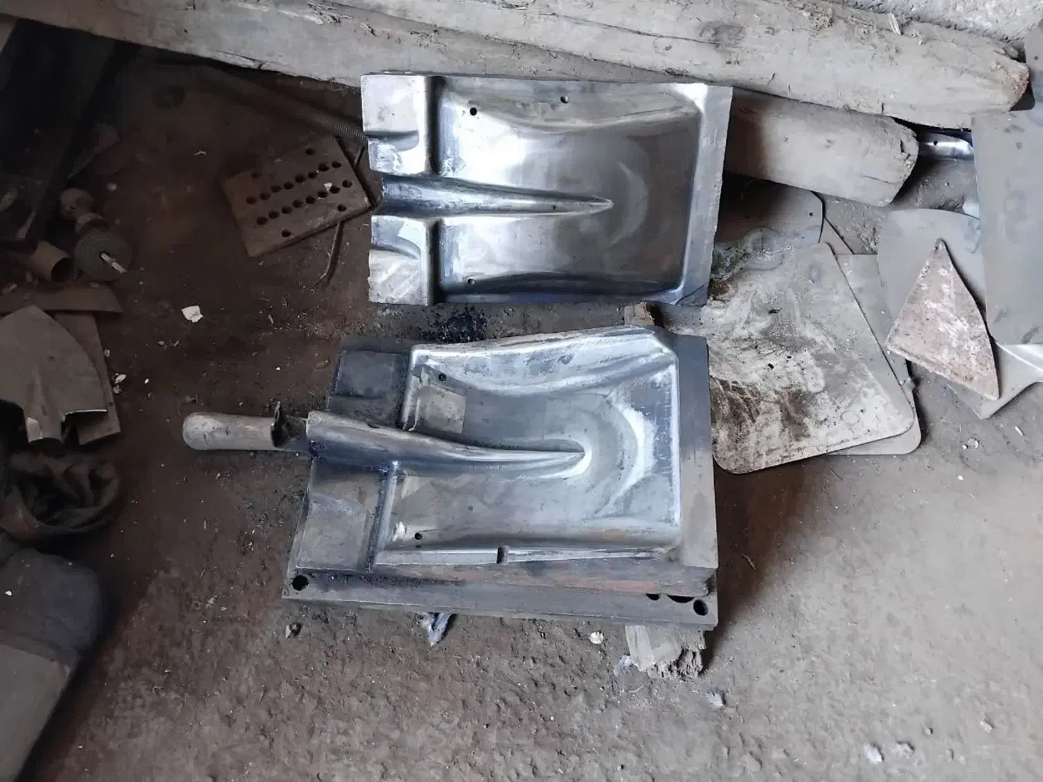 فروش قالب بیل و کلنگ به همراه لوازم کارگاهی|ابزارآلات|ری, بازار آهن|دیوار