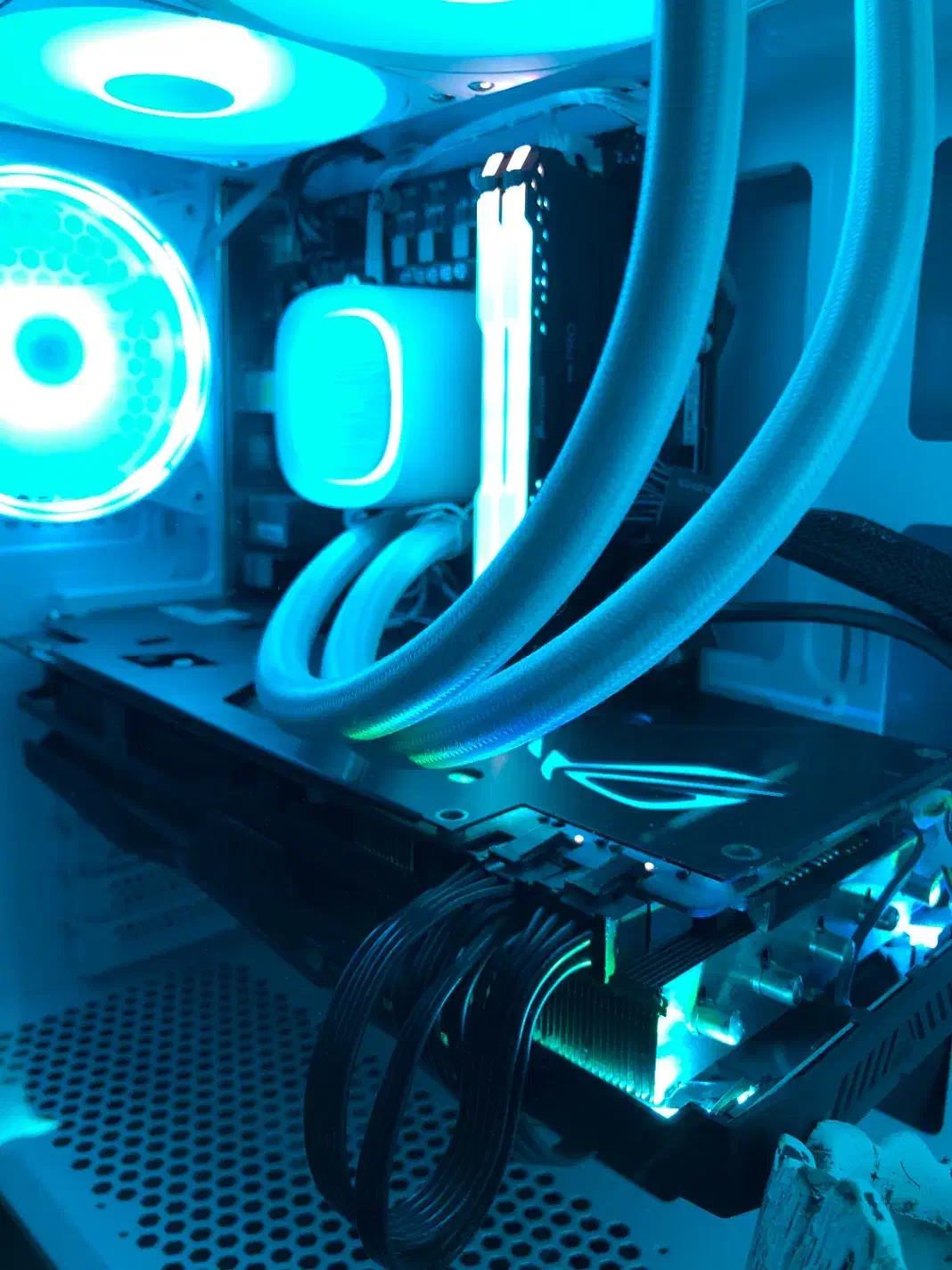 Rx5700xt ROG asus|قطعات و لوازم جانبی رایانه|قم, زنبیل آباد|دیوار