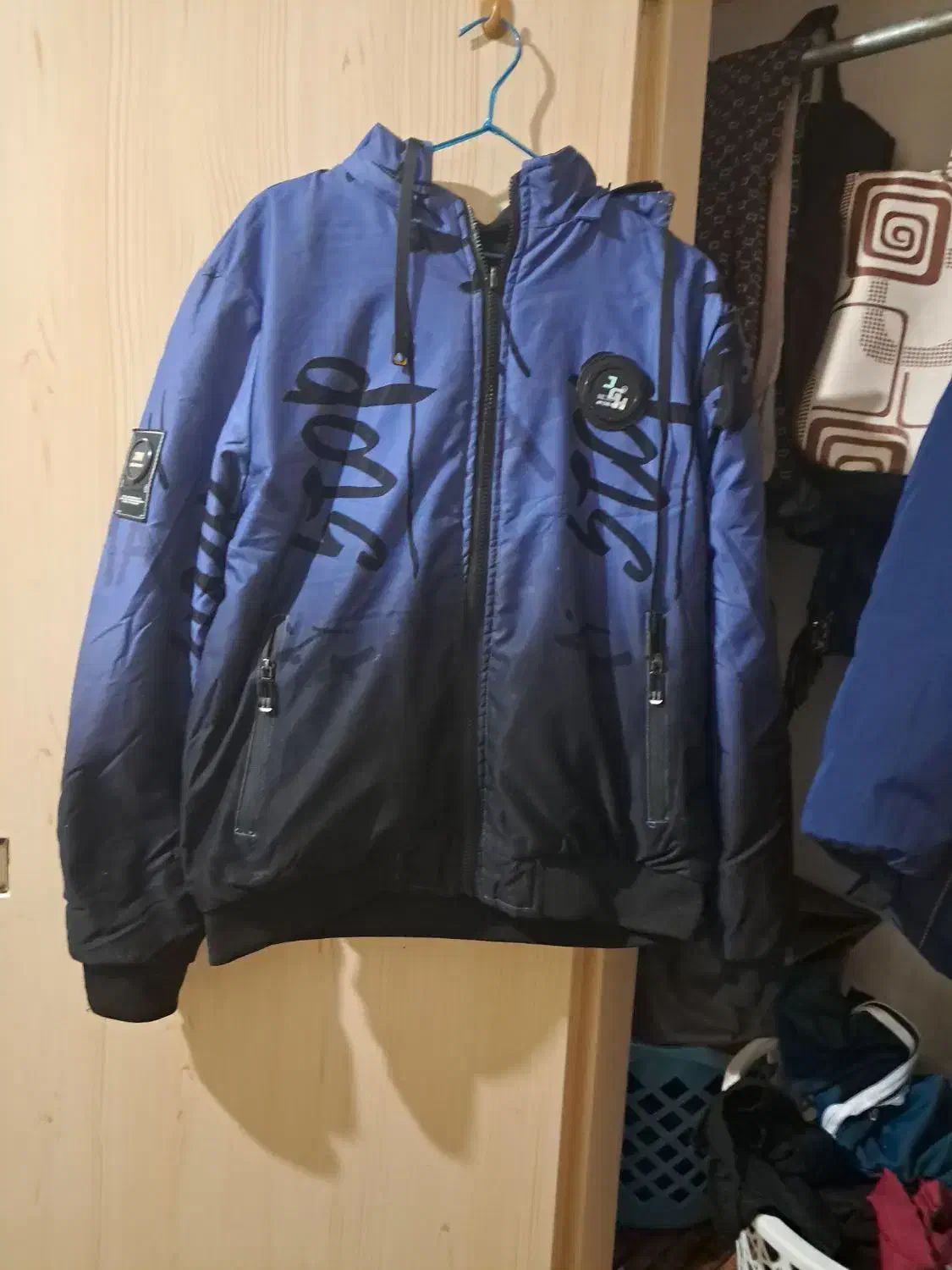 یک عدد سویشرت پسرانه تقریبا نو مناسب سن ۱۰ یا ۱۱ل|لباس|مهاجران, |دیوار