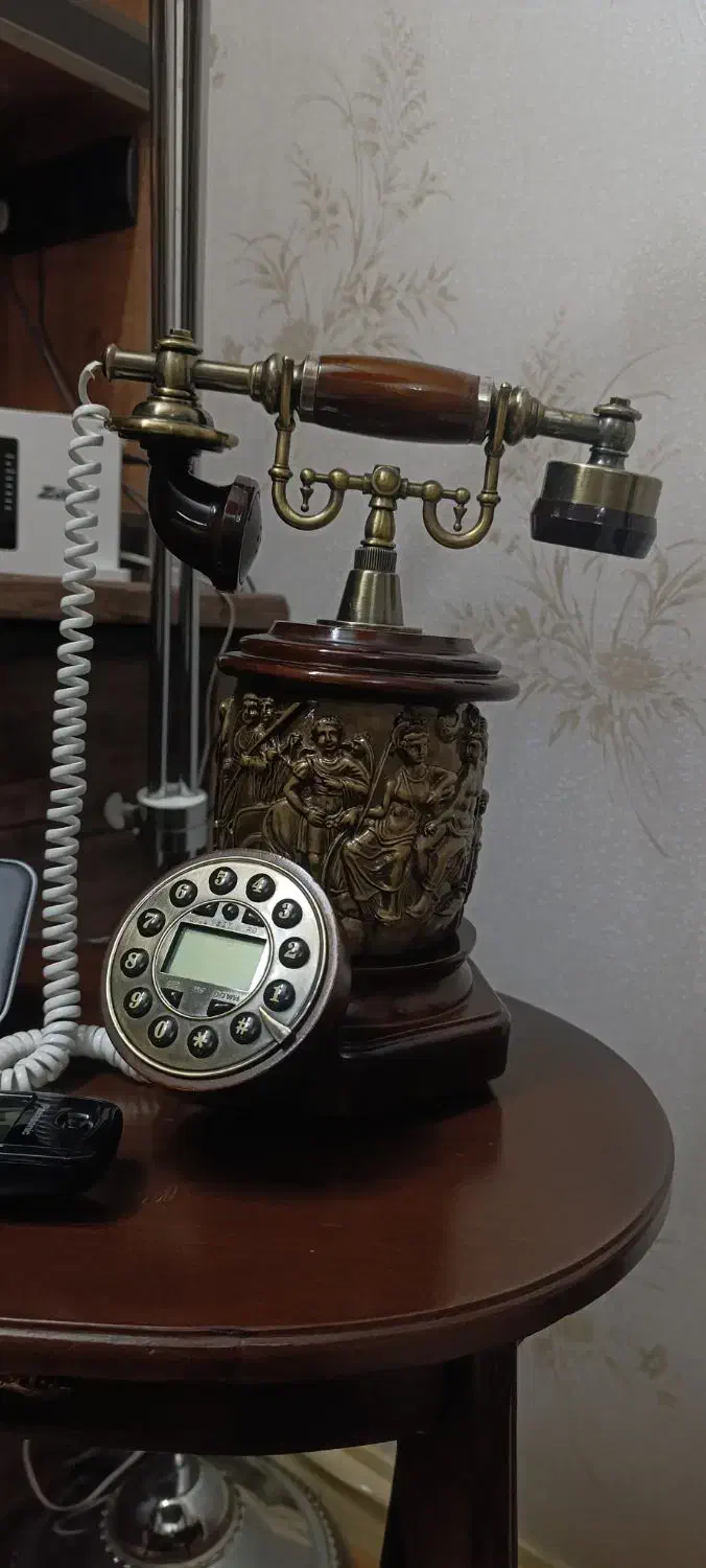 تلفن رو میزی طرح قدیمی|میز تلفن|رباط‌کریم, حصار مهتر|دیوار