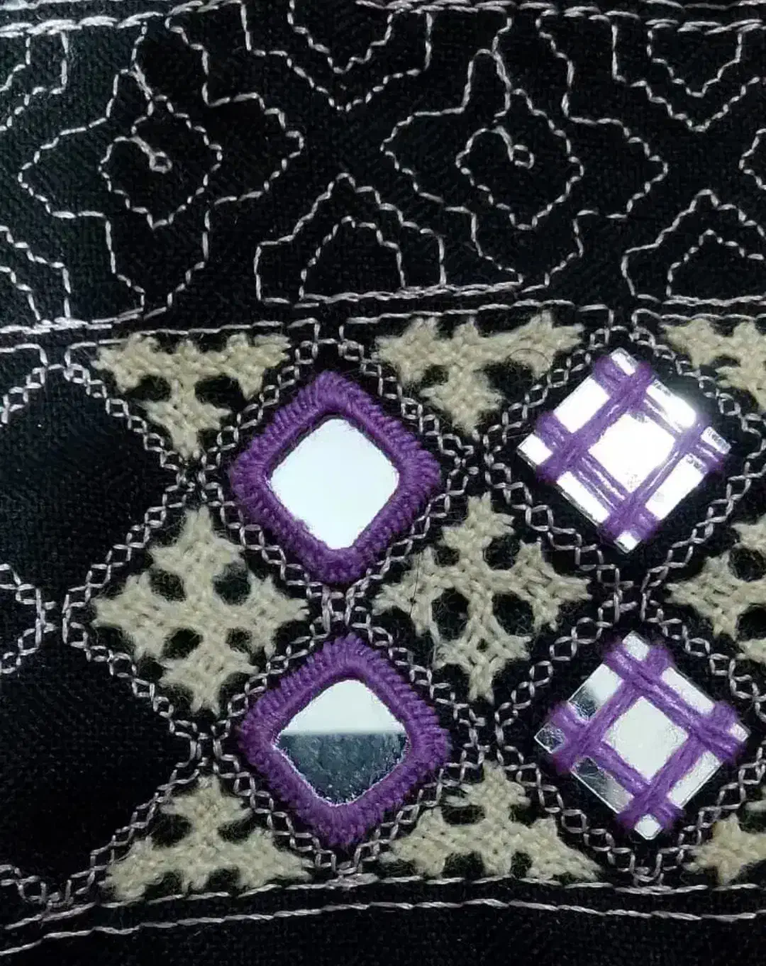 دوزنده ی آینه|لباس|خاش, |دیوار