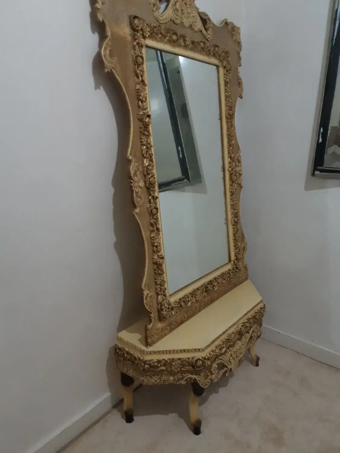 آینه رومیزی|آینه|قدس, شهرقدس|دیوار