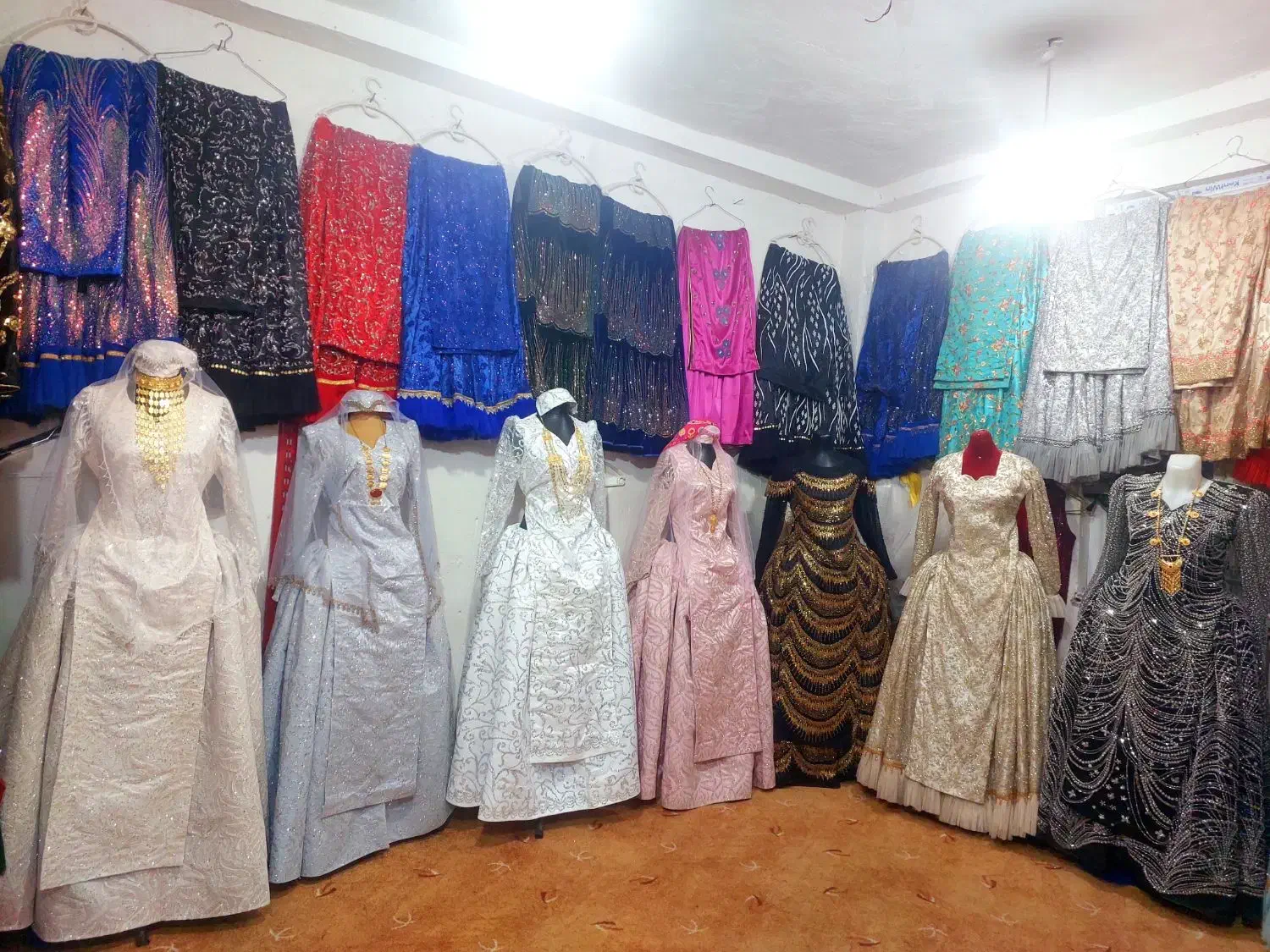 گالری لباس محلی|لباس|دوگنبدان, |دیوار