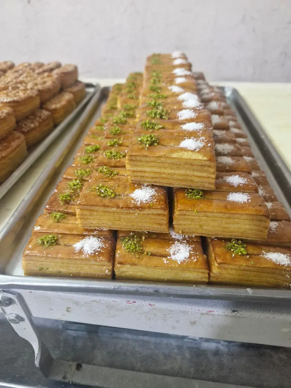 همکار وارد به کار قنادی|استخدام خدمات فروشگاه و رستوران|قم, تولید دارو و یخچال|دیوار