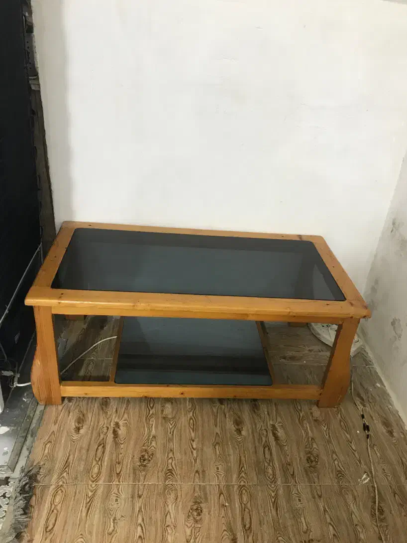 مبل ۴نفره با یک عددعسلی|مبلمان خانگی و میز عسلی|رشت, استقامت ۲|دیوار