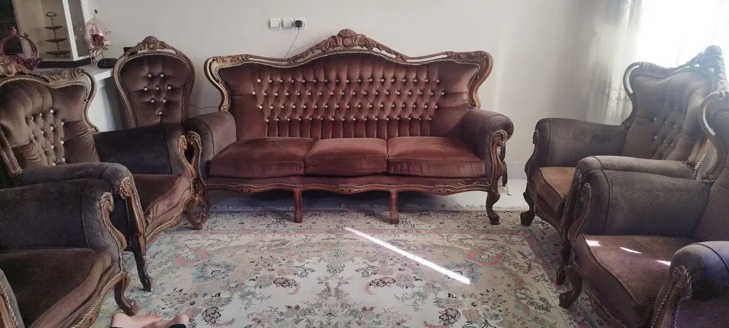 فروش فوری یکدست مبل سلطنتی و یکدست مبل راحتی|مبلمان خانگی و میز عسلی|اصفهان, عباسآباد|دیوار