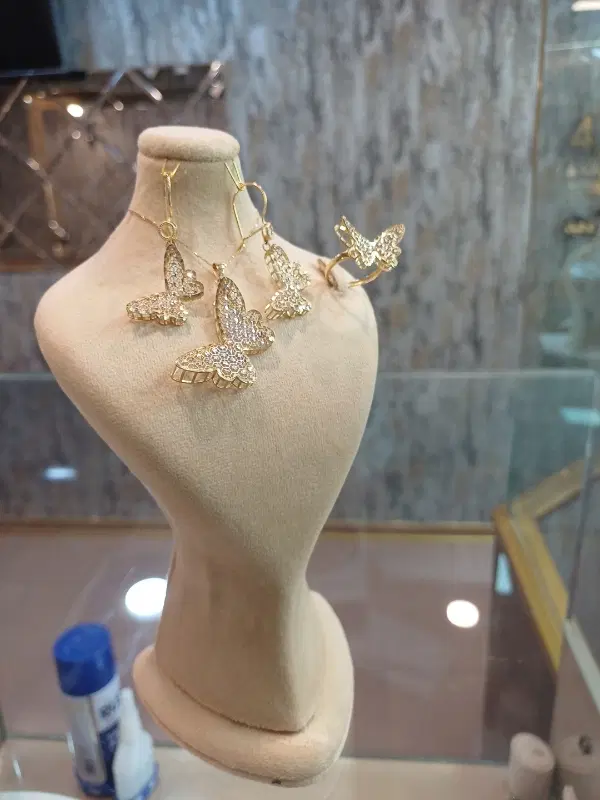مدال و گوشواره طلا پروانه|جواهرات|اصفهان, چرخاب|دیوار
