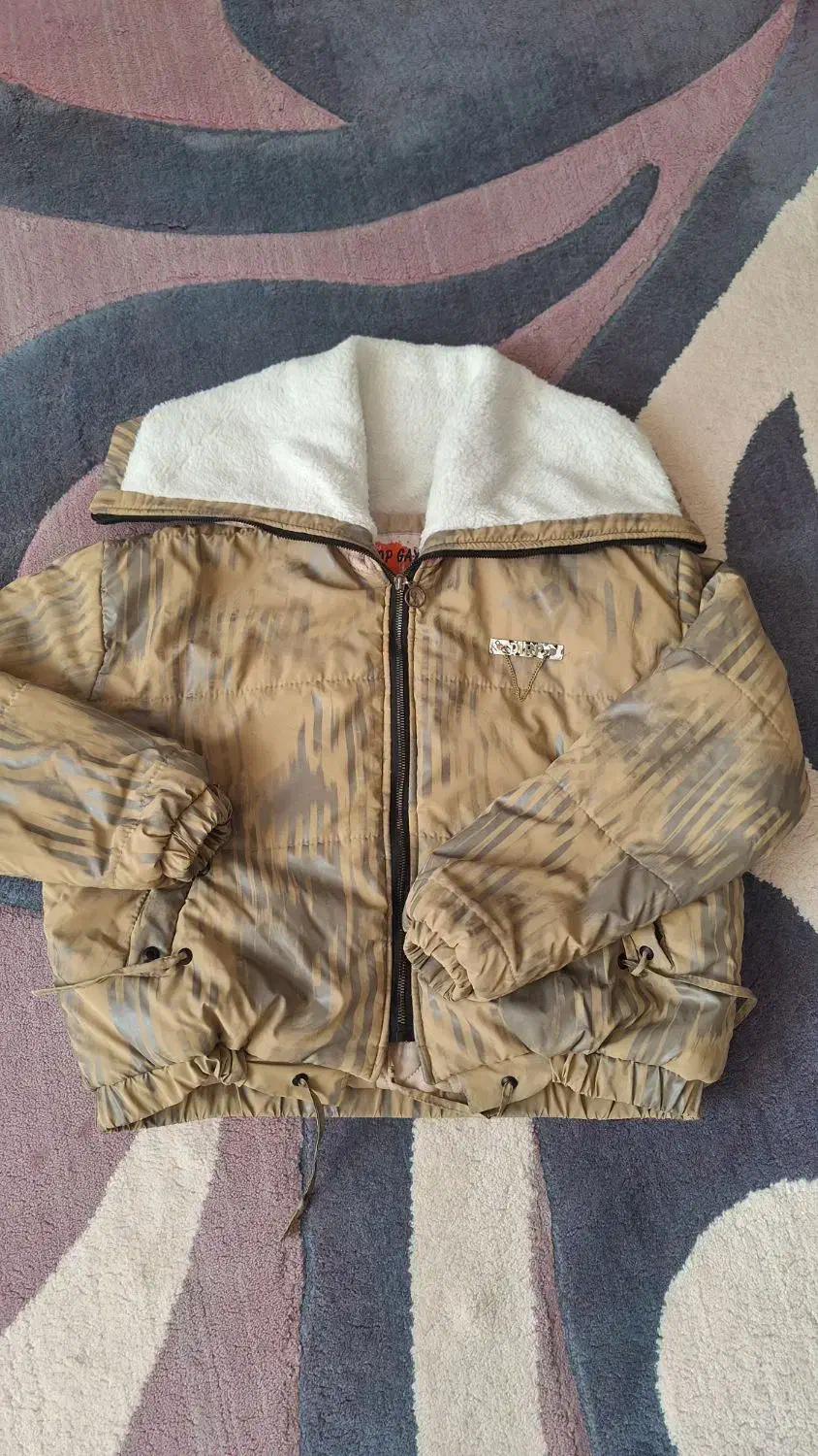 کاپشن|لباس|تاکستان, |دیوار