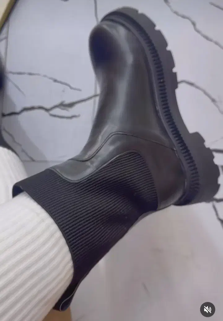 نیم بوت پوتین|کیف، کفش، کمربند|شیراز, بعثت|دیوار