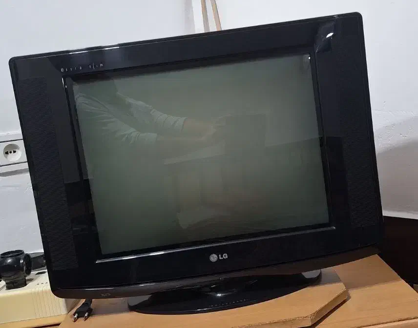 تلویزیون مارک LG اصل همراه گیرنده دیجیتال با کیفیت|تلویزیون و پروژکتور|دزفول, |دیوار