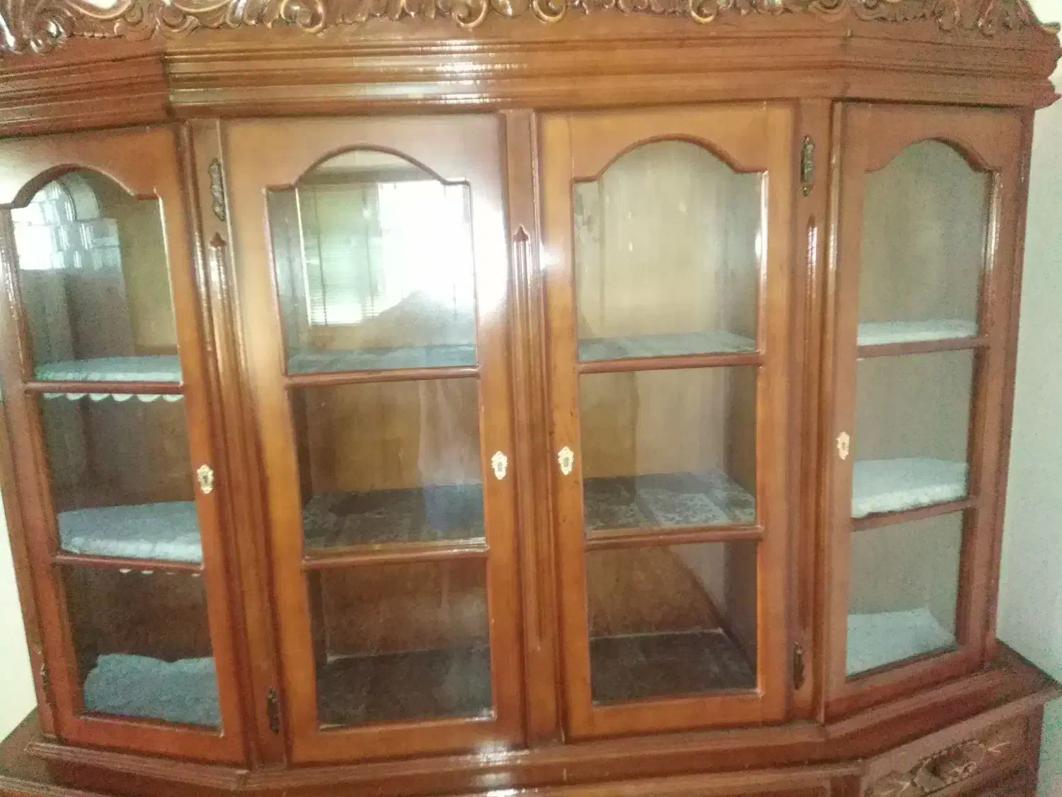 ویترین چوبی بزرگ وتمیز|بوفه، ویترین، کنسول|شهرکرد, |دیوار