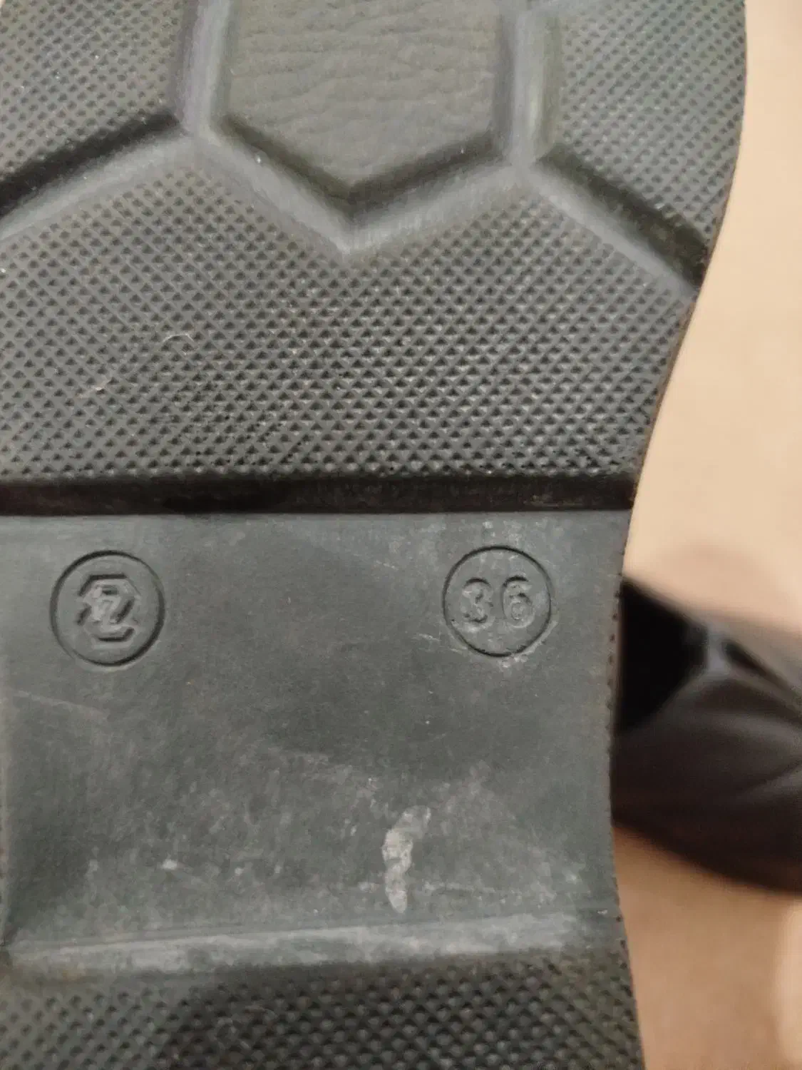 کفش|کیف، کفش، کمربند|زنجان, |دیوار