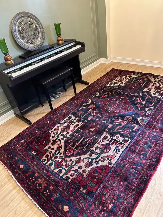 یک تخته فرش دستباف نهاوند|فرش|تهران, آبشار تهران (دریاچه)|دیوار