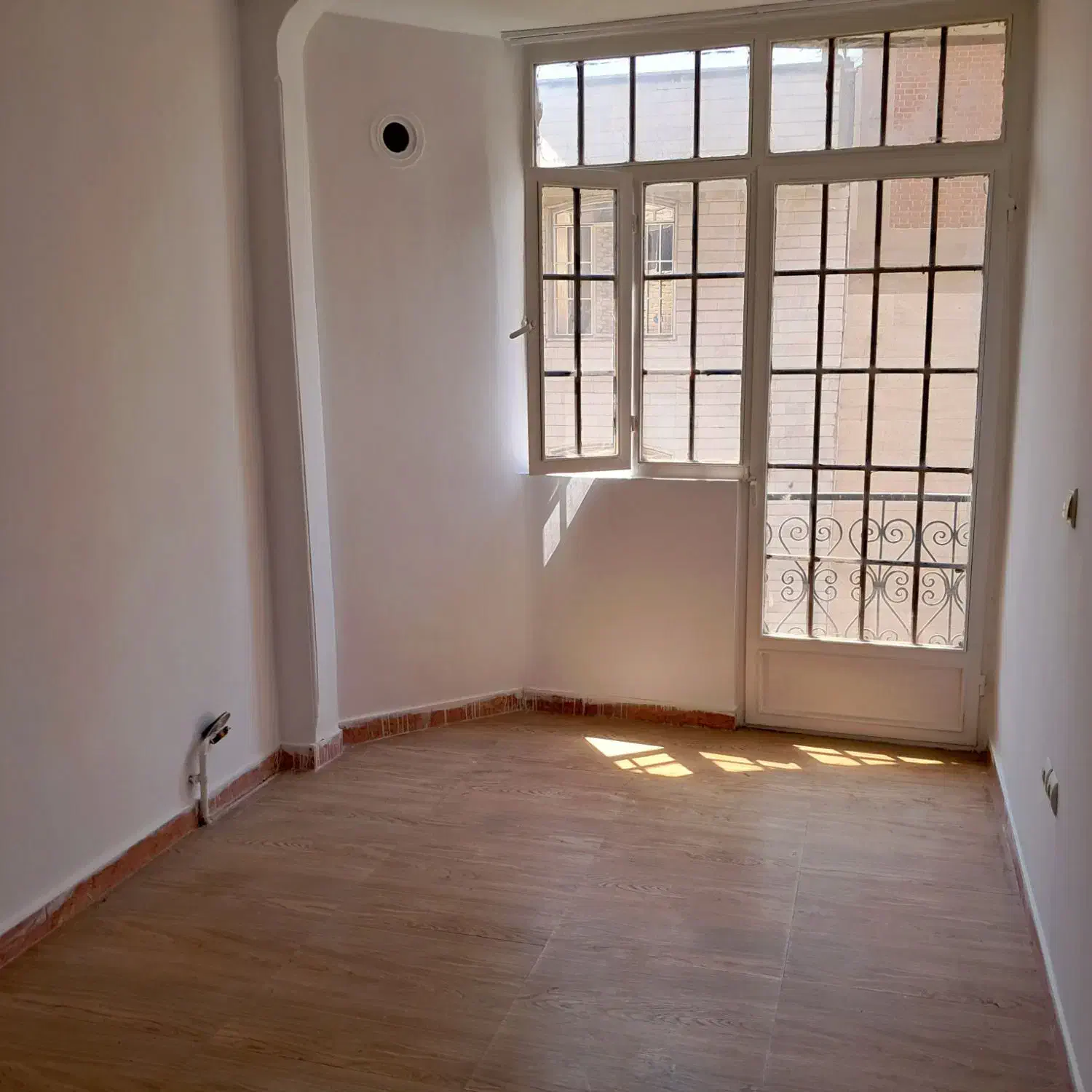 70 / تک اتاق / با پارکینگ / سید خندان / دبستان|اجارهٔ دفتر کار، اتاق اداری، مطب|تهران, دبستان|دیوار