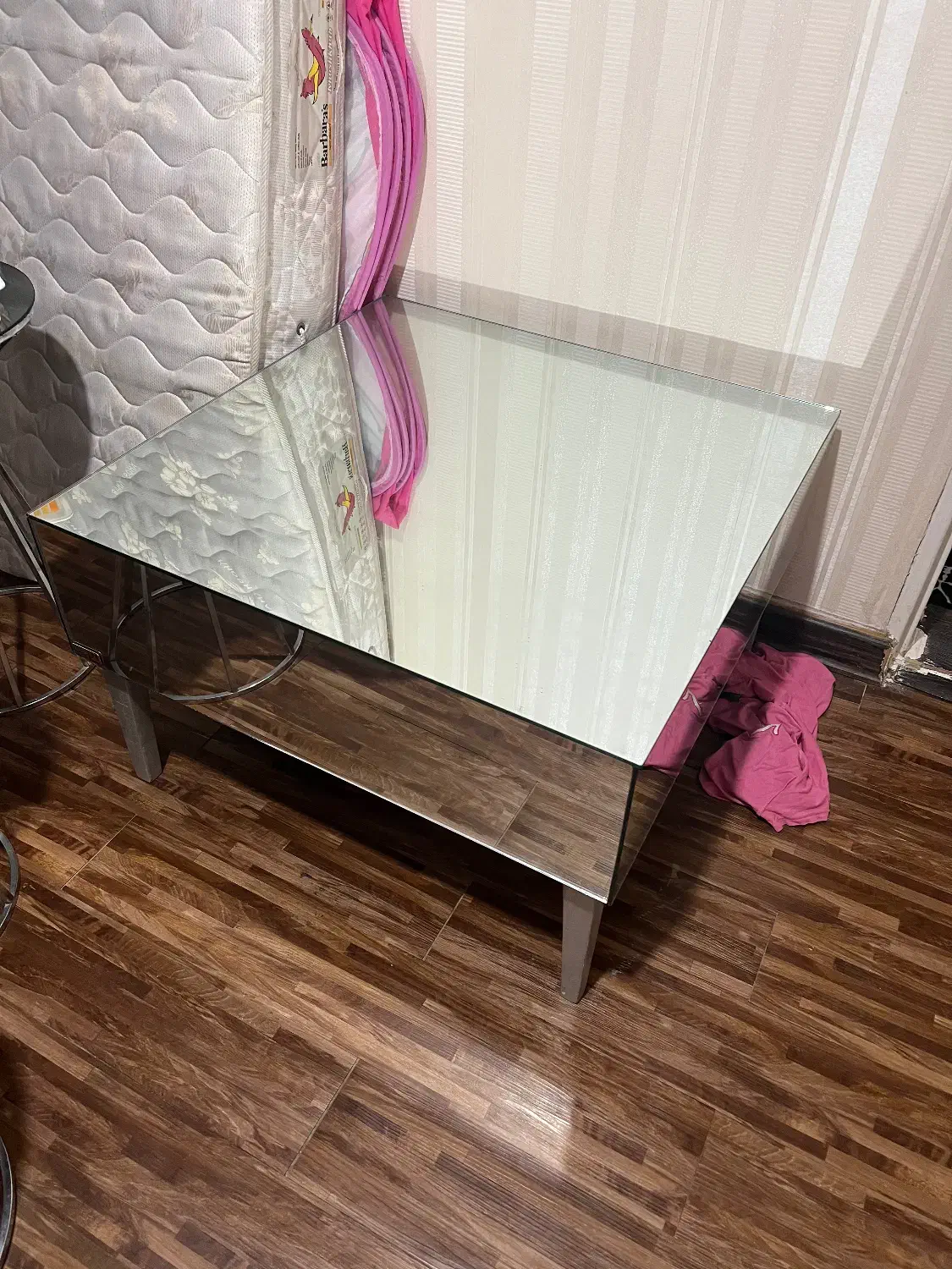 میز انتیک|کلکسیون اشیاء عتیقه|رشت, استادسرا|دیوار