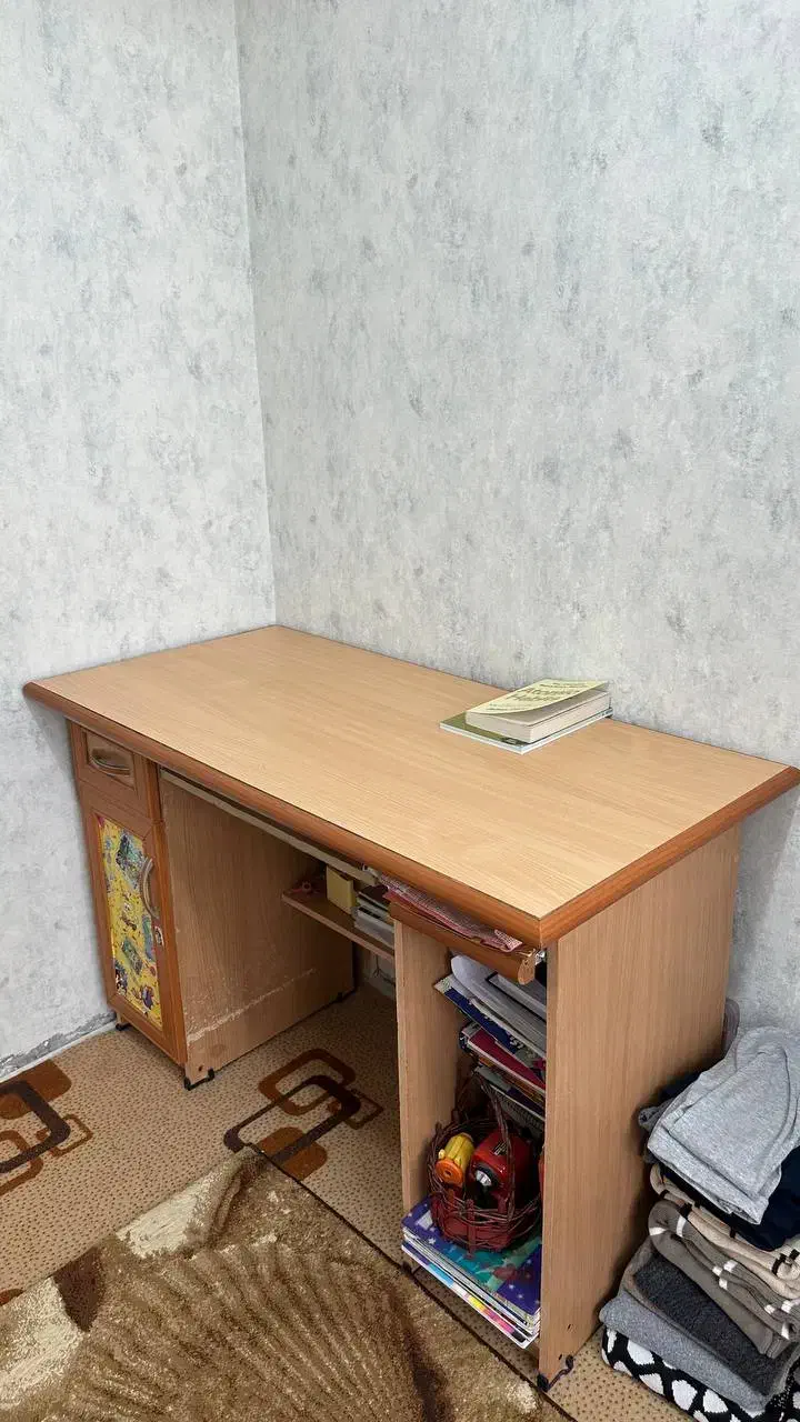 میز تحریر دست دوم اما تمیز|میز تحریر و کامپیوتر|پرند, فاز ۶|دیوار