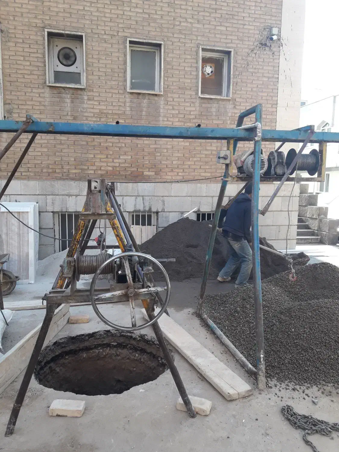 چاه.چاه کن. چاه کنی. حفاری دستیسلان|خدمات پیشه و مهارت|تبریز, |دیوار