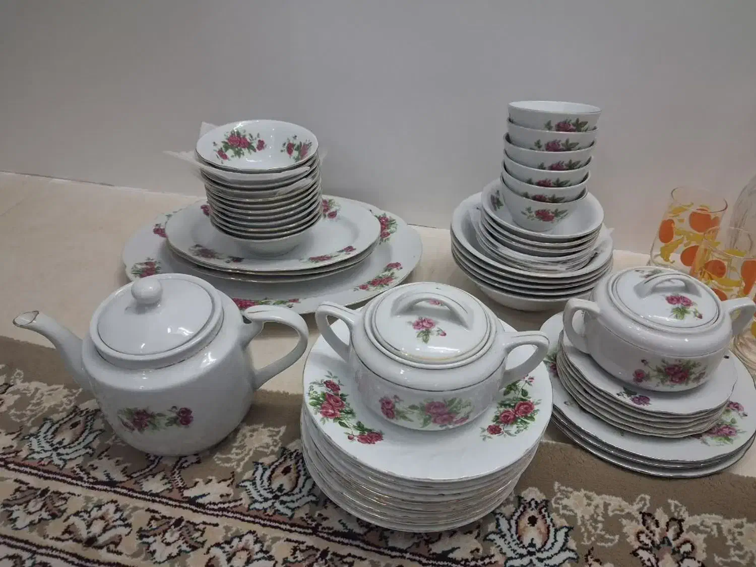 چینی گل سرخ ، ظروف عتیقه و قدیمی|ظروف سرو و پذیرایی|قم, سراجه (۱۵ خرداد)|دیوار